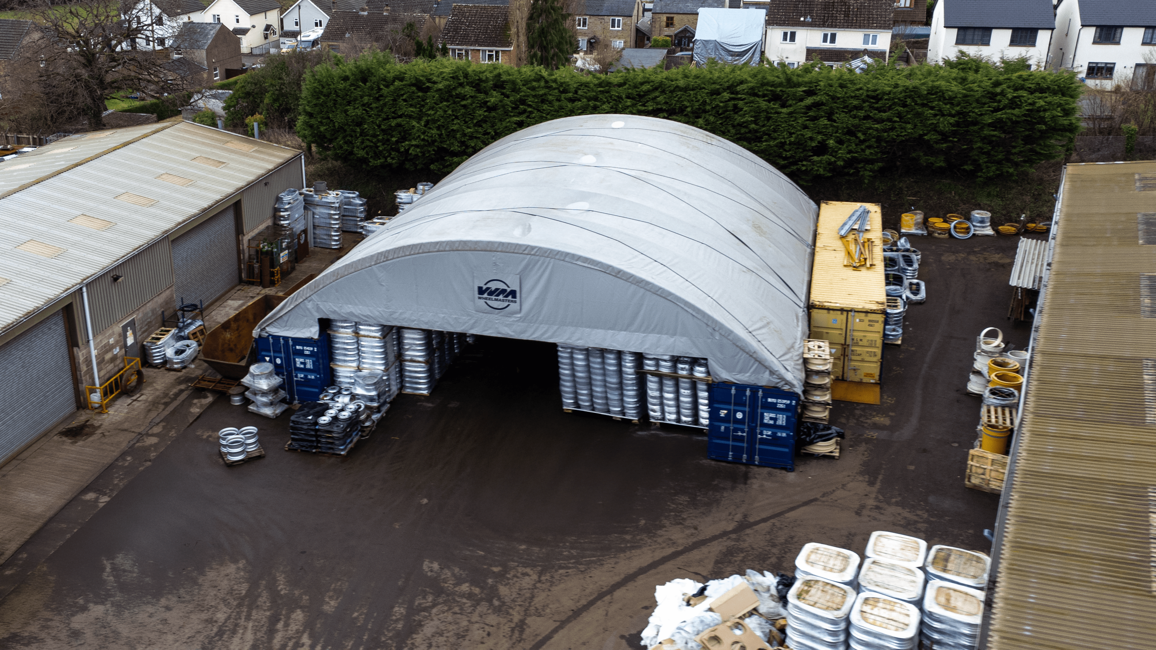 Containerly - 60ft x 40ft x 20ft (18,3m x 12m x 6m) installeret uden på containere