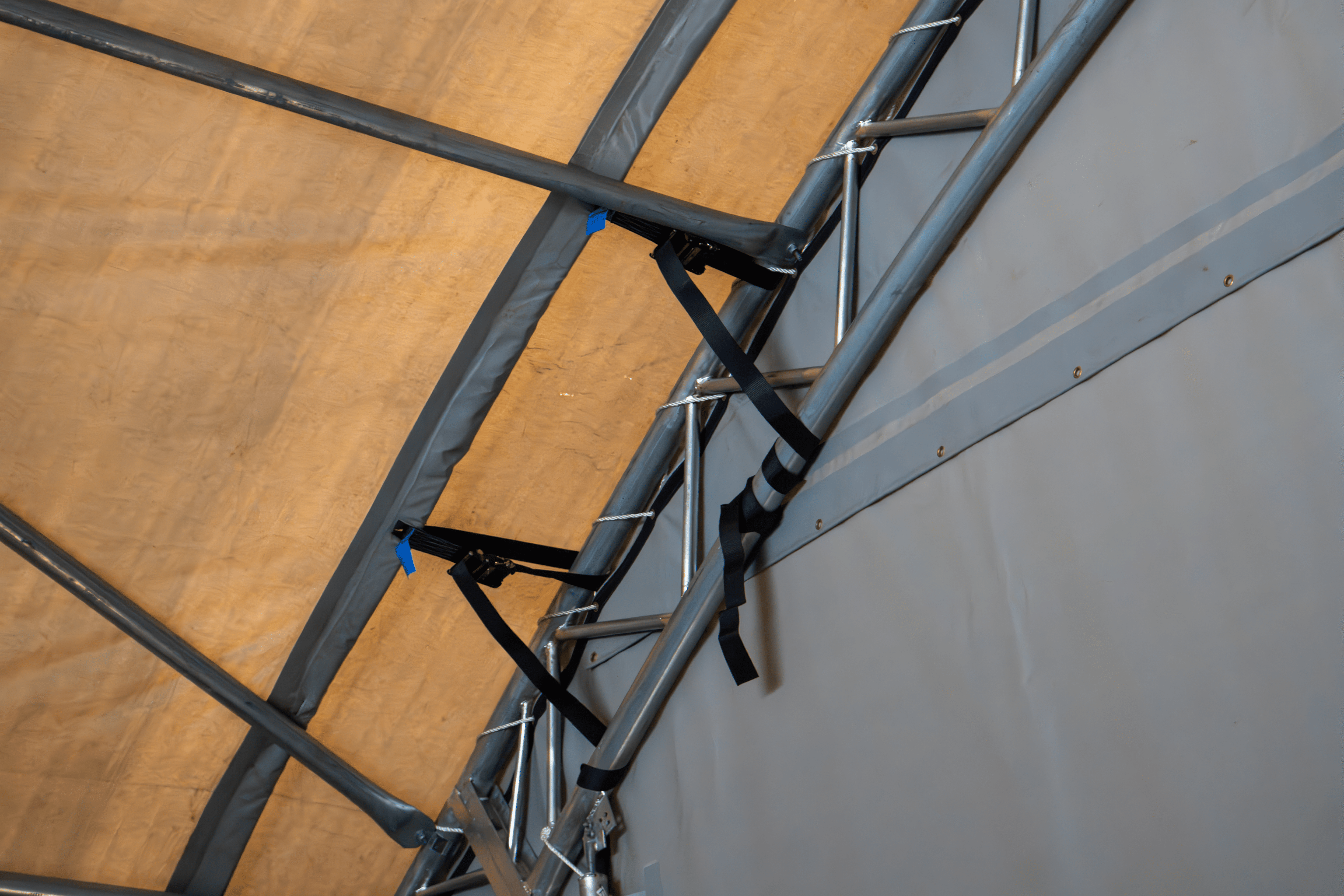 Containerly - 60ft x 40ft x 20ft (18,3m x 12m x 6m) installeret uden på containere