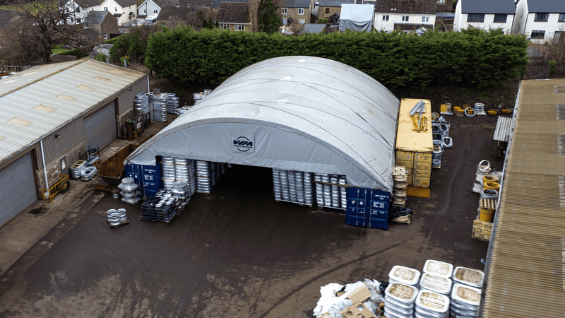 Containerly - 60ft x 40ft x 20ft (18,3m x 12m x 6m) installeret uden på containere