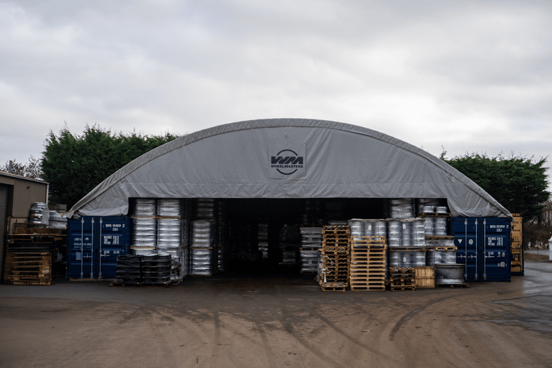 Containerly - 60ft x 40ft x 20ft (18,3m x 12m x 6m) installeret uden på containere