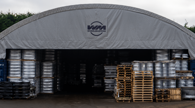 Containerly - 60ft x 40ft x 20ft (18,3m x 12m x 6m) installeret uden på containere